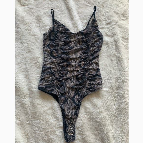 𝙶𝙱𝙶 𝚂𝙽𝙰𝙺𝙴𝚂𝙺𝙸𝙽 𝙱𝙾𝙳𝚈𝚂𝚄𝙸𝚃 - Picture 2 of 4